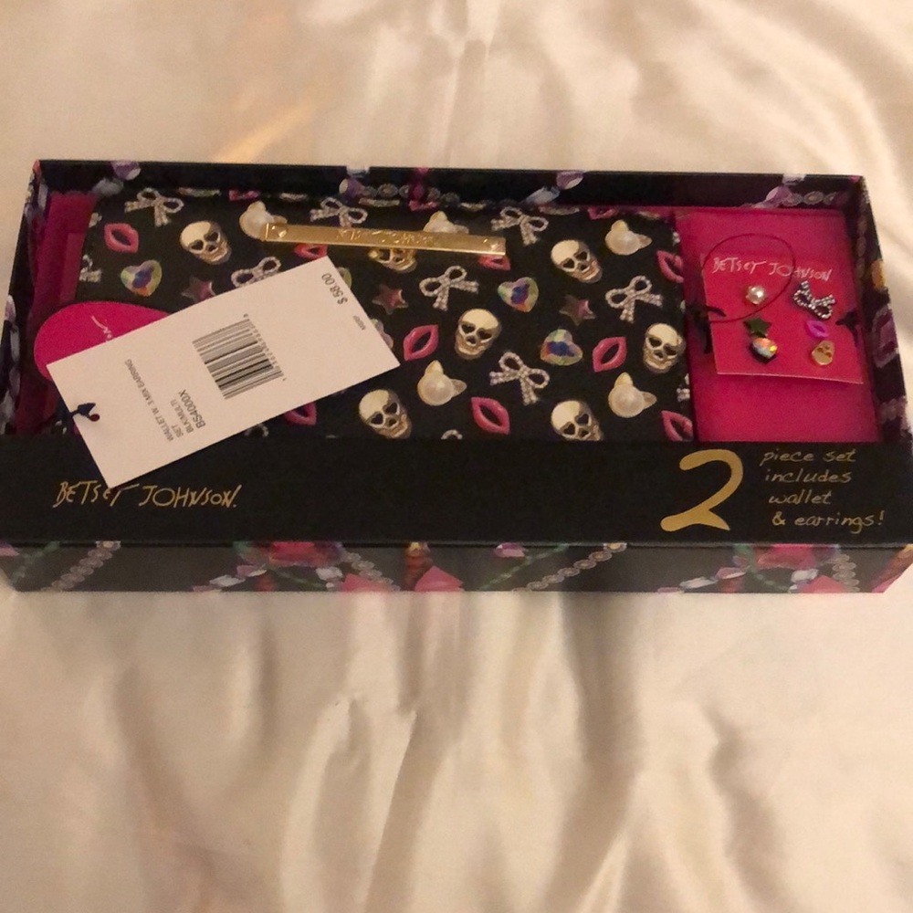 Betsey Johnson Black Faux Leather Skull, Lips, Bow, Cat & Star ZA Wallet NWT